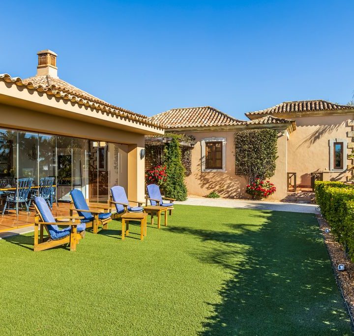 Algarve villa with large grounds and tennis court
